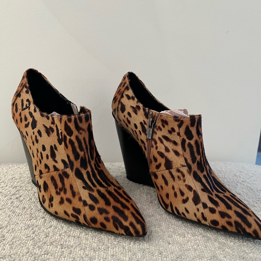 KENNETH COLE Pony Hair Leopard Print pointed toe wedge boot - sample size 9 NWOT - Picture 5 of 5